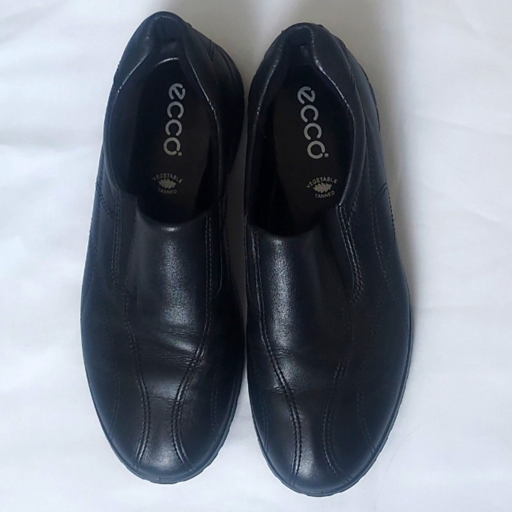 Ecco black shoes slip on